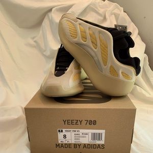 Yeezy 700 V3 - Safflower